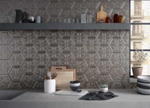 Es handelt sich hier tatsächlich um Fliesen, obwohl die Wandgestaltung eher wie Metall aussieht. Das tolle Blütenmuster verleiht dem Raum einen opulenten Charakter und einen Hauch orientalisches Flair. Von Tile of Spain/ Apavisa.