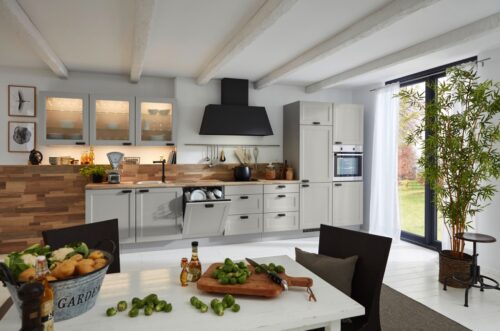 Die rustikale Wandgestaltung mit Holz passt perfekt zur Landhausküche im schlichten skandinavischen Stil. Alles von Küchen Treff.