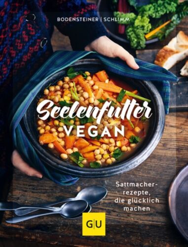 In „Seelenfutter Vegan“ finden sich ausgefallene Gerichte wie „Topinambur-Risotto“ oder feurige „Kichererbsen-Tajine“. Mehr als 85 Glücksrezepte haben Susanne Bodensteiner und Sabine Schlimm in diesem Buch zusammengestellt. Von GU, 19,99 Euro.