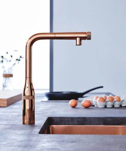 „Essence Smart Control” von Grohe bietet unkomplizierten Komfort gepaart mit Flexibilität und anspruchsvollem Design. Elegant ist die Optik in Kupfer, funktional die ausziehbare Brause.