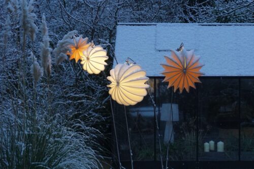Wenn es so langsam dämmert im Garten, freut man sich über eine nette Beleuchtung. Die Lampions von Barlooon sind wetterfest. Sie sind in Handarbeit hergestellt und es gibt sie in unterschiedlichen Größen und Farben, ab ca. 145 Euro.