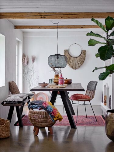 Tischbeine mal anders, das könnte das Motto bei dieser Konstruktion gewesen sein. Die zum „V“ geformten Beine finden sich auch bei der Sitzbank wieder. Alles harmoniert perfekt zum Boho-Ambiente. Von Bloomingville.