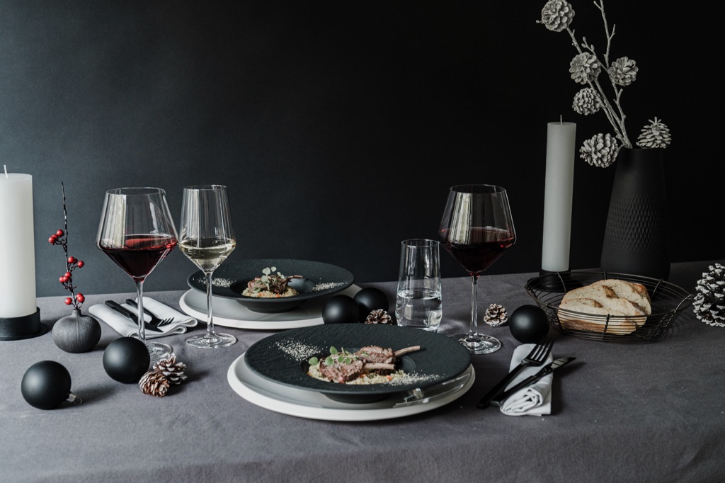Kontrastreich in schwarz-weiß zeigt sich diese Weihnachtstafel. Die Weingläser Pure von Zwiesel passen perfekt zu dem puristischen Look. 