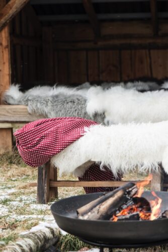 Das Feuer knistert und alles sieht ganz heimelig aus. Was will man mehr an einem schönen Wintertag. Natürlich dürfen Felle und Decken nicht fehlen. Alles von Ib Laursen.