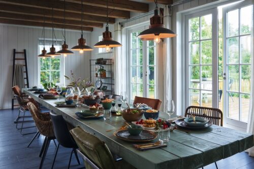 Der Tisch sieht aus wie selbst gemacht und ist absolut robust im Industrial-Style gehalten. Durch die Größe ist er perfekt für viele Gäste. Das Keramik-Geschirr ist von Leonardo.