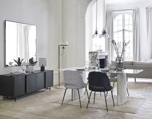 Bei dem Tisch von Maisons du Monde ist nicht nur die Platte aus Stein, sondern ebenfalls die beiden stabilen Tischbeine. Das verleiht der Konstruktion einen ganz besonderen Charme.