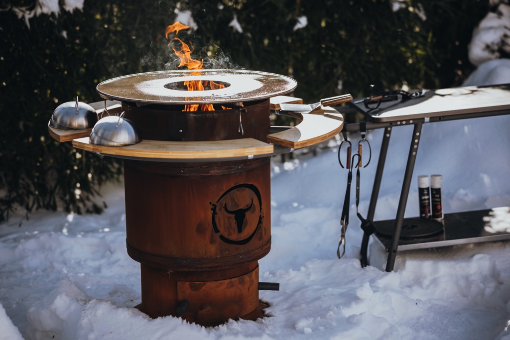 Der „Bandit Fireplace“ von Moesta BBQ ist aus Cortenstahl gefertigt und wird durch seine Optik zum Eyecatcher. Hier lassen sich Smoker-Spezialitäten genauso gut zubereiten wie Würstchen. 