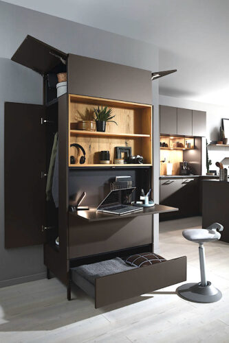 Dieser Schrank, den der renommierte Designer Michael Hilgers entworfen hat, hat es in sich. Er bietet nicht nur Platz für das Arbeiten im Homeoffice, sondern auch noch richtig viel Stauraum für die täglichen Dinge des Lebens.
Der dreiseitig nutzbare Multischrank HOMETOOL  von Ballerina Küchen ist somit ein echtes Allroundtalent.