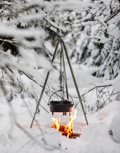 Reichlich Schnee und Lagerfeuer-Flair – daran erinnert sich bestimmt jeder gerne zurück. Hilfreich fürs Kochen oder Backen ist der „Dutch oven“ von Petromax. Den gusseisernen Feuertopf gibt es in verschiedenen Größen.