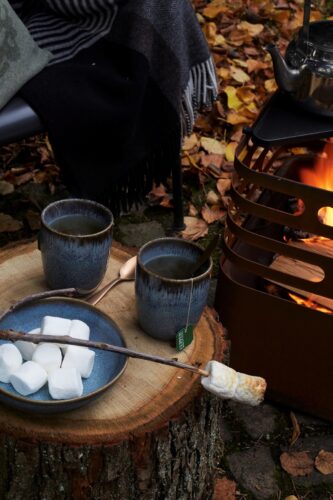 Das weckt Kindheitserinnerungen: Marshmellows, die über dem Lagerfeuer goldbraun werden. Das dekorative Keramik-Geschirr im Vintage-Look ist aus der Kollektion „Lave“ von Villeroy & Boch.   