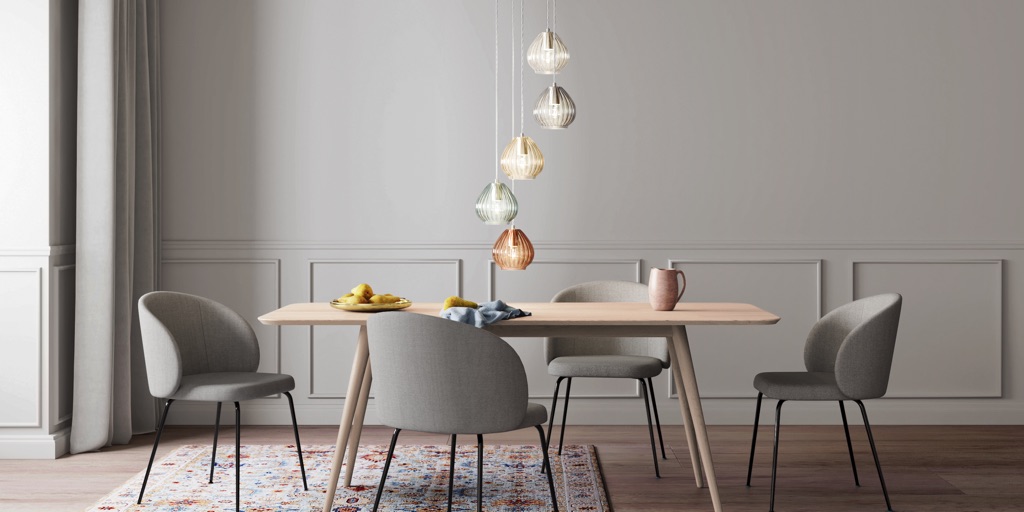 Aus hellem Holz gefertigt ist der Tisch von Home24. Er hat sehr weiche Formen und passt hervorragend zum Skandi-Stil.