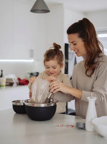 Die Küche reinigen – ein leidiges Thema, das aber nicht zu umgehen ist. Denn beim Zubereiten von Lebensmitteln ist es besonders wichtig, auf Sauberkeit und Hygiene zu achten.
