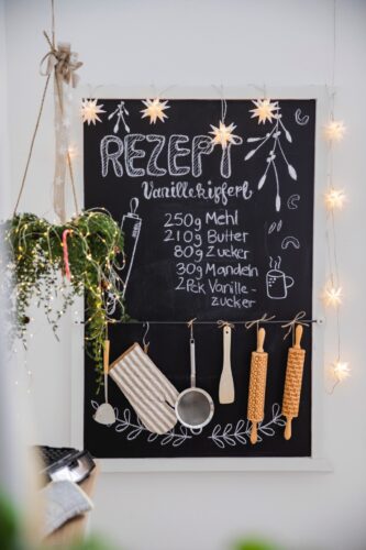 Backutensilien wurden hier aufgereiht und sind so stets griffbereit. Dekorativ: das schön gestaltete Vanillekipferl-Rezept und die Stern-Lichterkette. Alles von Baur.