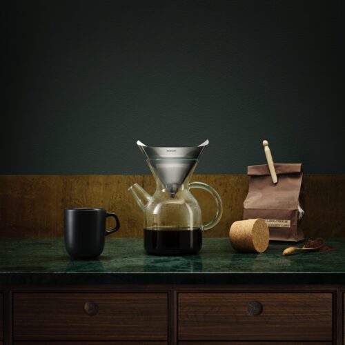 Dekorative Filter mit passender Kanne gibt es zum Beispiel von Eva Solo. Beim „Pour-over Kaffeebereiter“ wird der Filter direkt in die Glaskanne eingesetzt und später durch einen Korkstopfen zum Verschließen ersetzt.