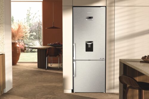 Grundig hat jetzt seine erste Kühl- und Gefrierkombination „Edition 75“ aus nachhaltigen Bauteilen auf den Markt gebracht. Sie besteht teils aus biobasiertem Kunststoff und teils aus recycelten Essensabfällen. Die Lüfterabdeckung beispielsweise besteht aus Bioplastik.