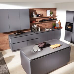 Der minimalistische Look der Möbel wird durch die graue Farbe noch mehr unterstrichen. Die Ton-in-Ton Arbeitsplatte rundet das schlichte Bild der Interliving Küche perfekt ab. 
