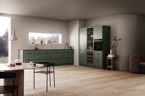 Ein Eyecatcher sind die kleinen Holzdetails, wie die Griffe. Aber auch die restlichen Möbel und Küchenmodule in Holz passen perfekt. Küche aus der Serie „Ombra“ von Kvik.