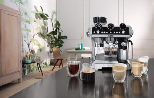 Einen hohen technischen Standard hat die Siebträgermaschine „La Specialista Maestro“ von De’Longhi. Die Kombination aus Innovation, komfortabler Bedienung und eindrucksvollem Design bringt sie das Barista-Erlebnis nach Hause. Praktisch ist die Ausstattung mit zwei Milchsystemen: dem LatteCrema-System und der professionellen Dampflanze. Damit kommen nicht nur Fans von kreativer Latte Art auf ihre Kosten, ca. 1350 Euro