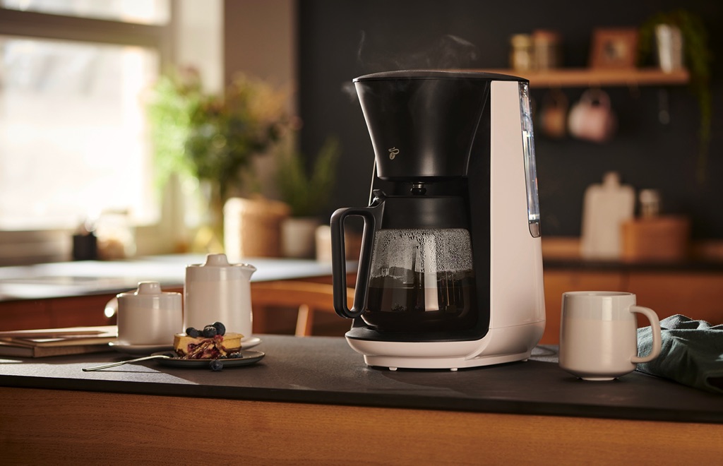 Mit der Filterkaffee-Maschine „Let’s Brew“ lässt sich ein aromatischer Kaffee zaubern. Das liegt auch am neu entwickelten Brühkopf. Praktisch: Der Wassertank ist abnehmbar. Von Tchibo, für mindestens zehn Tassen, ca. 50 Euro.