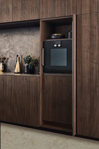 Die Marke Leicht, deren Designrichtung eher minimalistisch ist, hat Einschubtüren entwickelt und sie sehr schmeichelhaft in die Küchenarchitektur eingefügt.  