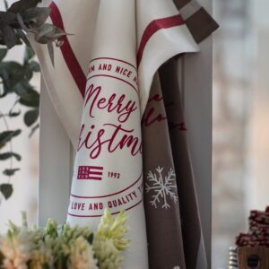 „Merry Christmas“ steht auf dem hübschen Baumwollhandtuch von Lexington. Es gibt aus der Kollektion auch noch weitere Geschirrtücher mit anderen Motiven.