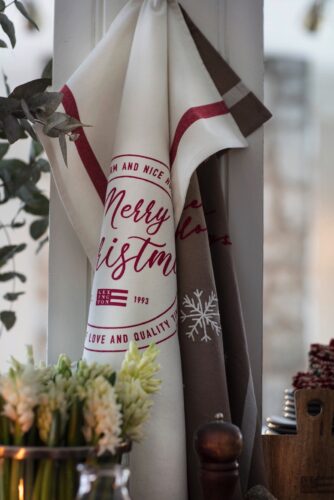„Merry Christmas“ steht auf dem hübschen Baumwollhandtuch von Lexington. Es gibt aus der Kollektion auch noch weitere Geschirrtücher mit anderen Motiven.