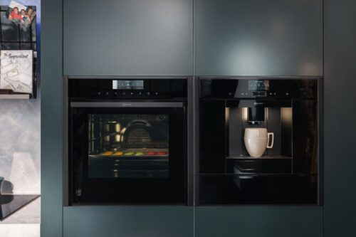 Mit dem Vollautomaten von Neff gelingt alles, egal ob Latte Macchiato, Ristretto oder Caffe Crema. Die Maschine lässt sich auch für die Home Connect Funktion nutzen.
