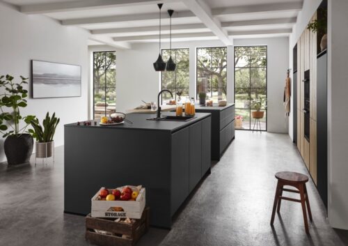 Wunderschön ergänzt die minimalistische Küche „Natura“ das Zuhause mit Country-Charme. Die großzügige Insel bekommt durch den rauen Boden und das Holz seinen Charakter. Von Nobilia.