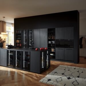 Die Küche von Nolte ist in Schwarz gestaltet. Trotzdem wirkt sie nicht schwer und düster, dafür sorgen Elemente wie die Glasvitrinen und die gesamte helle Raumgestaltung. 