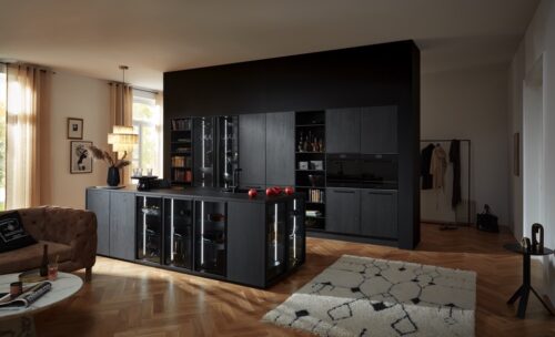 Die Küche von Nolte ist in Schwarz gestaltet. Trotzdem wirkt sie nicht schwer und düster, dafür sorgen Elemente wie die Glasvitrinen und die gesamte helle Raumgestaltung. 