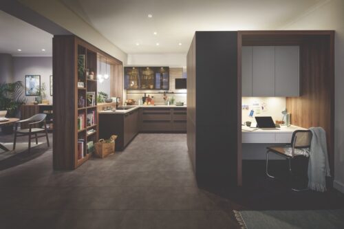 Für das Homeoffice wurde ein extra Raum geschaffen. Er ist in die Küche integriert und bietet dennoch die Möglichkeit in Ruhe zu arbeiten. Alle Möbel sind von Schüller.