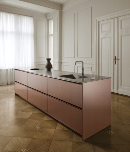 Auch das Rosé selbst kann glänzen, nämlich in einer metallischen Optik wie bei den Küchenfronten von SieMatic in Roségold.