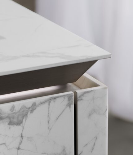 Ein nettes Detail der optisch geradezu schwebenden Arbeitsfläche ist die Schattenfuge mit integrierten LED-Lichtbändern. Sie sind je nach Tageszeit und Stimmung sowohl in der Helligkeit als auch in der Farbtemperatur steuerbar. Von SieMatic.