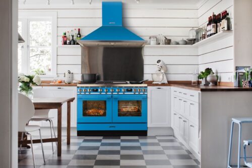 Die außergewöhnliche Designlinie Portofino von Smeg gibt es auch als Kochzentrum im XXL-Format, mit zwei Backöfen, Gas- und Induktionskochfeld sowie Teppanyaki-Grillplatte. Der Traum für alle, die gerne und viel kochen und Freunde bewirten.