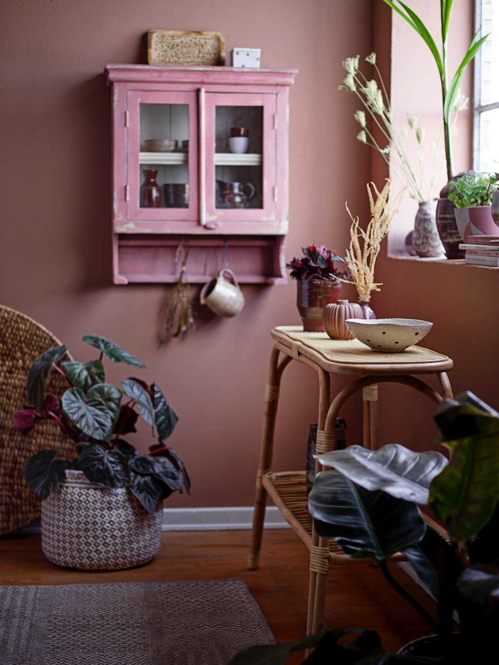 Das Vintage-Regal ist nicht nur ein besonderes Möbelstück, es ist auch der Rosa Hingucker im Raum. Von Bloomingville.
