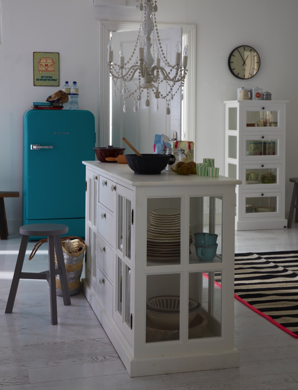 Der Kühlschrank von Bosch fällt auf in seinem tollen Türkis. Auch der Teppich hat nochmal einen Mini-Farbeffekt. Die Möbel sind erhältlich über Car Möbel.