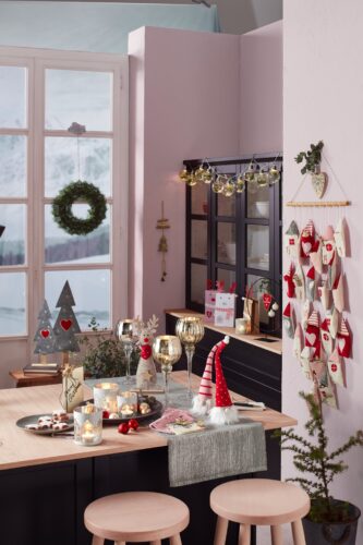 Ernsting’s family Ein Kranz am Fenster passt perfekt in die Adventszeit. Weihnachtliche Accessoires von Ernsting’s family.