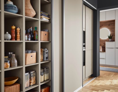 Es ist ein echter Luxus viele Quadratmeter zur Verfügung zu haben, dass man einen solchen Schrank aufstellen kann. Er spart aber Platz, da er mit Einschubtüren ausgestattet ist. So kann man ihn jeder Zeit offenlassen, um an alles dran zu kommen. Aus der Linie „Riva“ von Nobilia.