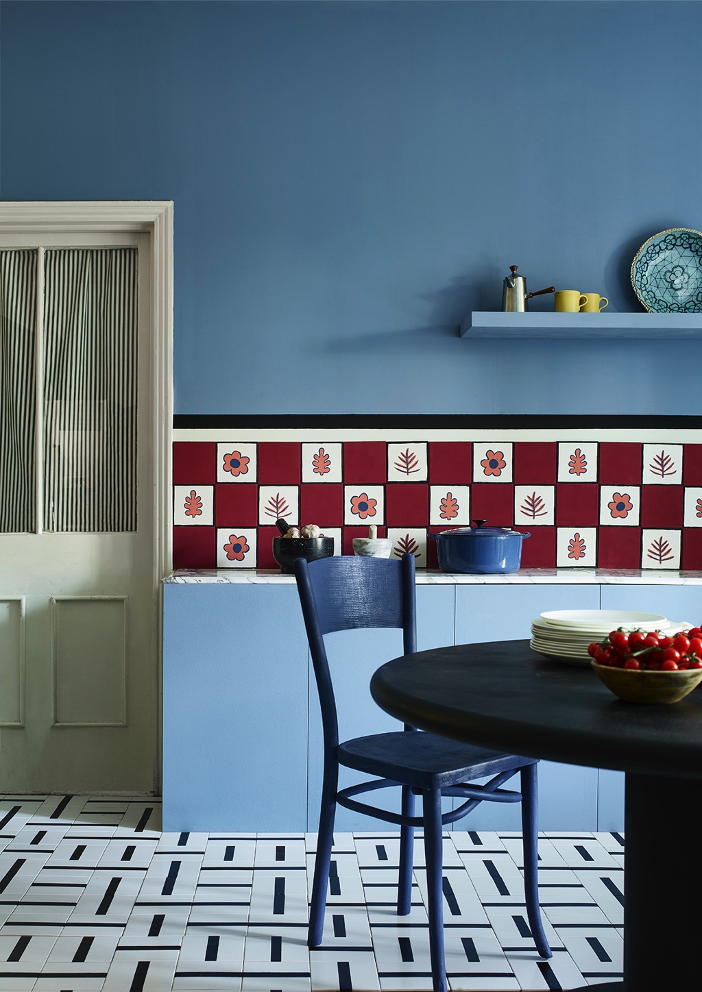 In dieser Küche bildet Blau den Schwerpunkt. Der Raum wirkt fast wie aus Großmutters Zeiten mit dem bewusst nostalgischen Design. Die Farbe ist von Annie Sloan.