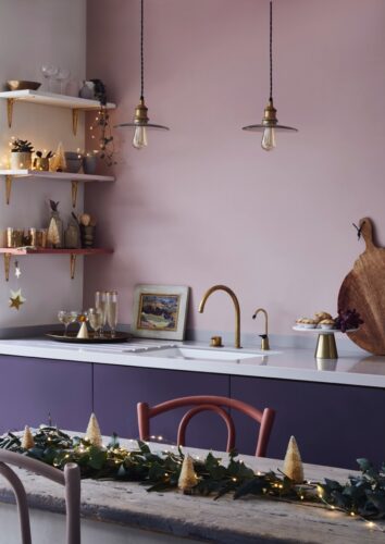 Alles aus einem Guss, so wurde bei dieser stilvollen Küche dekoriert. Lampen und Armatur in Gold tragen außerdem zur Eleganz bei. Die Wände wurden mit Farbe von Annie Sloan gestrichen.
