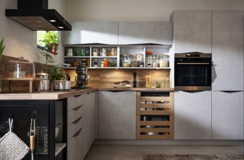 Die Küche „Origin Twist“ besteht zu 100 Prozent aus recyceltem Holz. Es war entweder schon in Gebrauch oder setzt sich aus Holzresten, Verschnitt aus Sägewerken, Wiederverwendung von Altmobiliar, Bau- und Abbauholz oder aus Holz von Verschalungen und Verpackungen zusammen. Die nachhaltigen Möbel haben die gleiche Qualität wie die anderen Möbel von Schmidt Küchen.