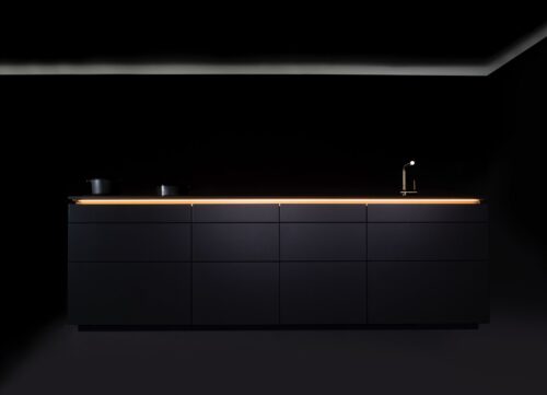 Die Kollektion „Bossa“ von Leicht mit Echtholz-Oberfläche hat eine klare Architektur und ist ein wirklicher Hingucker in der Küche. Interessant ist auch die Beleuchtung der Griffleisten. Das sorgt für indirektes Licht.