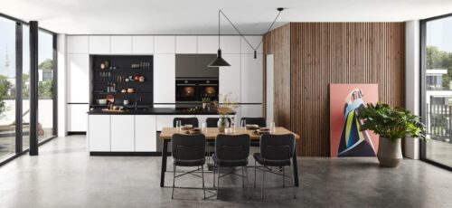 Wunderbar modern wirkt die Küchengestaltung in Weiß und Schwarz. Alles ist harmonisch aufeinander abgestimmt. Aus der Kollektion „Artis“ von Nobilia.