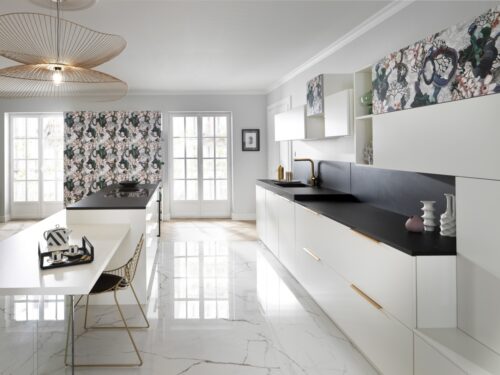 Schmidt hat für diese Edel-Küche in Weiß mit den Designern des Christian Lacroix Maison in Frankreich kooperiert. Das Ergebnis ist die Serie „Algae Bloom“, die super stylish wirkt und reich an besonderen Details ist, so auch den goldfarbenen Elementen.