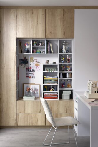 An diesem Arbeitsort ist reichlich Stauraum vorhanden. Die Schränke und der Tisch von Schmidt Küchen kommen hell und freundlich mit Holz daher.