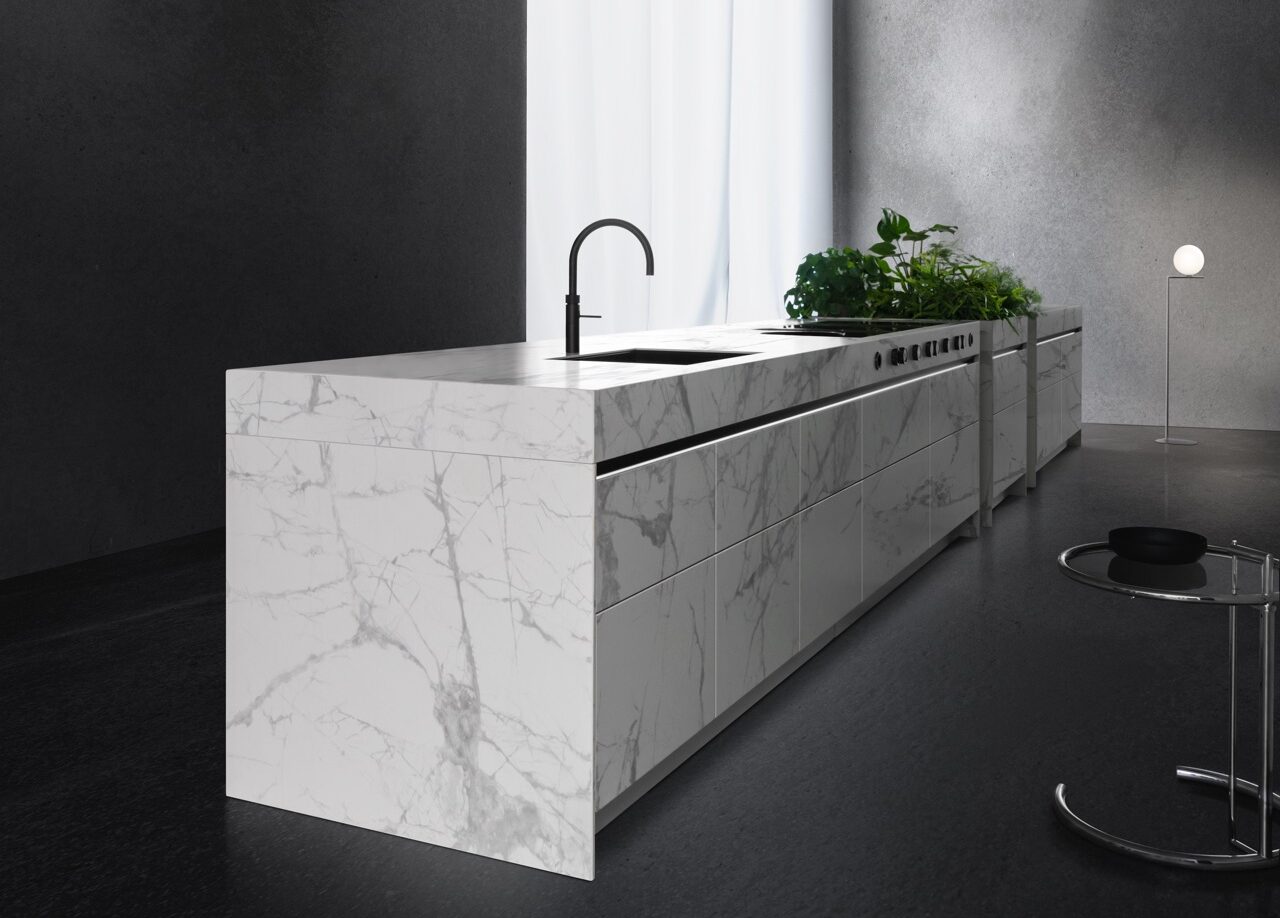 Die Grünpflanzen wurden stilvoll in die Kücheninsel integriert. Das wirkt absolut modern und macht die Insel zum Eyecatcher. Küche „SLX Ceramic" von SieMatic.