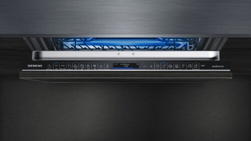 Der vollintegrierte Geschirrspüler Siemens iQ700 fragt Nutzerwünsche ab und optimiert sich daraufhin selbst.