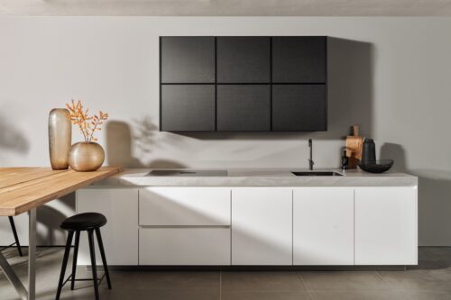 Weiß wird toll von Schwarz akzentuiert. Das macht das Gesamtbild so modern. Gut ist aber, dass das Weiß überwiegt, um dem Look die Schwere zu nehmen. Aus der Serie „Colors“ von SieMatic.