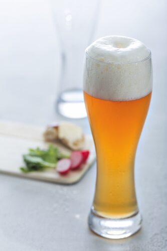 Aus diesem speziell dafür gedachten Glas mundet Weizenbier besonders lecker: „Maxima“ von Leonardo.