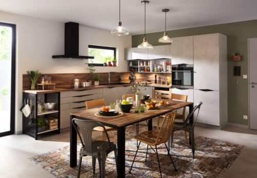 Der Küchenhersteller Schmidt Küchen legt besonderen Wert auf Nachhaltigkeit. Die Küche „Origin Twist“ besticht mit tollem Design und ist die erste Küche, die zu 100 Prozent aus recyceltem Holz besteht. Dazu gehören unter anderem Holzreste oder Verschnitt aus Sägewerken.